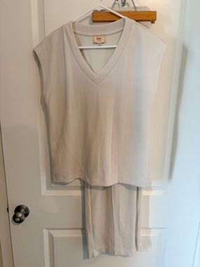 Tahari Elie V-Neck Sleeveless Top & Pant set in Light Cream